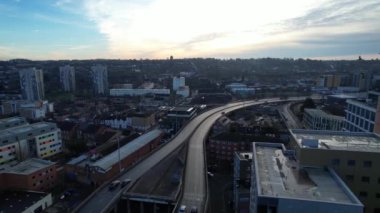 İngiltere 'nin Günbatımında Merkez Luton Şehir ve Binalarının Hava Görüntüleri, İngiltere' nin Modern ve Tarihi Görünümü, 23 Ocak 2023 'te çekildi.
