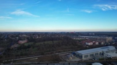İngiltere 'nin Günbatımında Merkez Luton Şehir ve Binalarının Hava Görüntüleri, İngiltere' nin Modern ve Tarihi Görünümü, 23 Ocak 2023 'te çekildi.