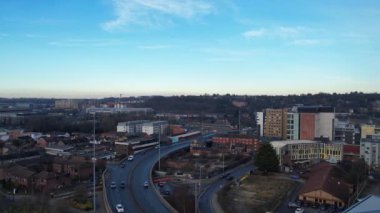 İngiltere 'nin Günbatımında Merkez Luton Şehir ve Binalarının Hava Görüntüleri, İngiltere' nin Modern ve Tarihi Görünümü, 23 Ocak 2023 'te çekildi.