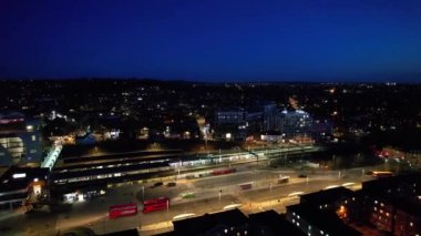 İngiliz Şehri 'nin Zaman Hızlandırılmış Hava Görüntüsü ve Trafik Yolları. İngiltere 'nin Luton kasabasında çekilen görüntüler