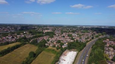 İngiltere 'nin Hemel Hempstead kasabasının hava manzarası. İnsanlar rahatlatıcı zamanlarını ve Sabah ve Akşam Yürüyüşü' nü geçiriyor. Bazıları oyun oynar. Görüntü 19 Ağustos 2022 'de kaydedildi.