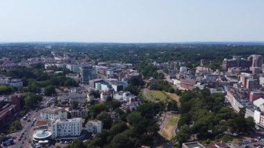 Bournemouth City 'nin Güzel Havadan Yavaş Sahili. İnsanlar İngiltere 'nin sıcak havasının tadını çıkarıyorlar. Görüntü, İHA 'nın kamerasıyla 18 Temmuz 2022' de yüksek açıdan çekildi.