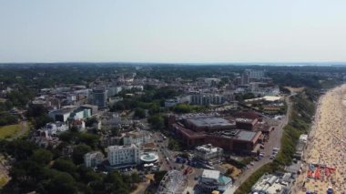 Bournemouth City 'nin Güzel Havadan Yavaş Sahili. İnsanlar İngiltere 'nin sıcak havasının tadını çıkarıyorlar. Görüntü, İHA 'nın kamerasıyla 18 Temmuz 2022' de yüksek açıdan çekildi.