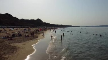 Bournemouth City 'nin Güzel Havadan Yavaş Sahili. İnsanlar İngiltere 'nin sıcak havasının tadını çıkarıyorlar. Görüntü, İHA 'nın kamerasıyla 18 Temmuz 2022' de yüksek açıdan çekildi.