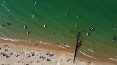 Bournemouth City 'nin Güzel Havadan Yavaş Sahili. İnsanlar İngiltere 'nin sıcak havasının tadını çıkarıyorlar. Görüntü, İHA 'nın kamerasıyla 18 Temmuz 2022' de yüksek açıdan çekildi.