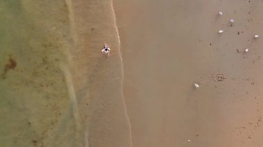 Bournemouth City 'nin Güzel Havadan Yavaş Sahili. İnsanlar İngiltere 'nin sıcak havasının tadını çıkarıyorlar. Görüntü, İHA 'nın kamerasıyla 18 Temmuz 2022' de yüksek açıdan çekildi.