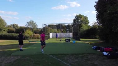 İngiltere 'nin Hemel Hempstead kasabasının hava manzarası. İnsanlar rahatlatıcı zamanlarını ve Sabah ve Akşam Yürüyüşü' nü geçiriyor. Bazıları oyun oynar. Görüntü 19 Ağustos 2022 'de kaydedildi.