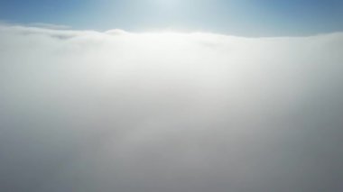 Düşük Seviyeli Yağmur Bulutlarından İngiliz Kasabasının Güzel Hava Görüntüsü.