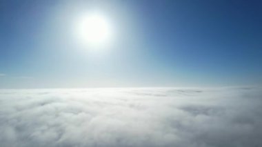 Düşük Seviyeli Yağmur Bulutlarından İngiliz Kasabasının Güzel Hava Görüntüsü.