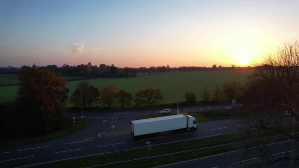 英国圣奥尔本斯镇英国公路的航拍和日落时的交通情况 — 图库视频影像