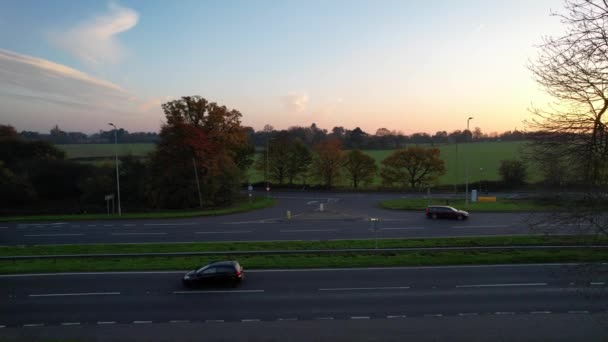 英国圣奥尔本斯镇英国公路的航拍和日落时的交通情况 — 图库视频影像