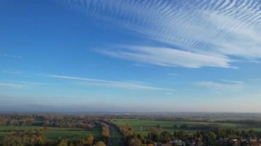 Güzel Gün Batımında İngiliz Kırsalının Yüksek Açı Manzarası. Görüntüler 14 Haziran 2023 'te İngiltere' nin Bedfordshire kentindeki Sharpenhoe Clappers Luton 'da çekildi.