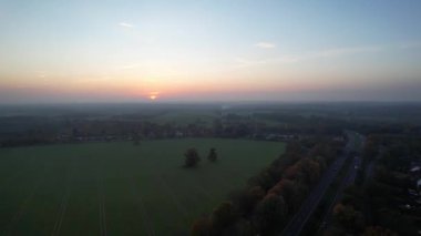 Güzel Gün Batımında İngiliz Kırsalının Yüksek Açı Manzarası. Görüntüler 24 Haziran 2023 'te İngiltere' nin Bedfordshire kentindeki Sharpenhoe Clappers Luton 'da çekildi.