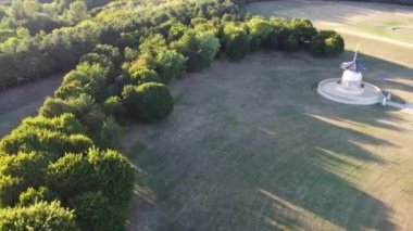 Güzel Gün Batımında İngiliz Kırsalının Yüksek Açı Manzarası. Görüntüler 24 Haziran 2023 'te İngiltere' nin Bedfordshire kentindeki Sharpenhoe Clappers Luton 'da çekildi.