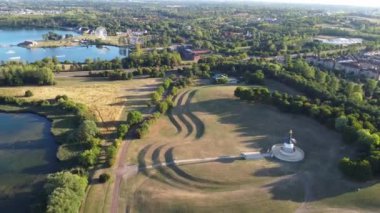 Güzel Gün Batımında İngiliz Kırsalının Yüksek Açı Manzarası. Görüntüler 24 Haziran 2023 'te İngiltere' nin Bedfordshire kentindeki Sharpenhoe Clappers Luton 'da çekildi.