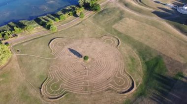 Güzel Gün Batımında İngiliz Kırsalının Yüksek Açı Manzarası. Görüntüler 24 Haziran 2023 'te İngiltere' nin Bedfordshire kentindeki Sharpenhoe Clappers Luton 'da çekildi.