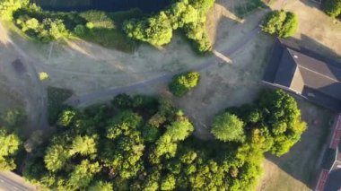 Güzel Gün Batımında İngiliz Kırsalının Yüksek Açı Manzarası. Görüntüler 24 Haziran 2023 'te İngiltere' nin Bedfordshire kentindeki Sharpenhoe Clappers Luton 'da çekildi.