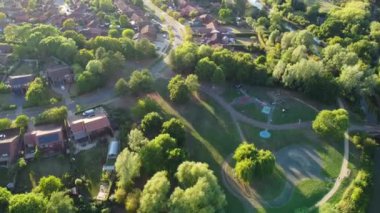 Güzel Gün Batımında İngiliz Kırsalının Yüksek Açı Manzarası. Görüntüler 24 Haziran 2023 'te İngiltere' nin Bedfordshire kentindeki Sharpenhoe Clappers Luton 'da çekildi.