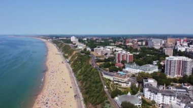 Bournemouth City 'nin Güzel Havadan Yavaş Sahili. İnsanlar İngiltere 'nin sıcak havasının tadını çıkarıyorlar. Görüntü, İHA 'nın kamerasıyla 18 Temmuz 2022' de yüksek açıdan çekildi.