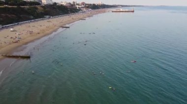 Bournemouth City 'nin Güzel Havadan Yavaş Sahili. İnsanlar İngiltere 'nin sıcak havasının tadını çıkarıyorlar. Görüntü, İHA 'nın kamerasıyla 18 Temmuz 2022' de yüksek açıdan çekildi.