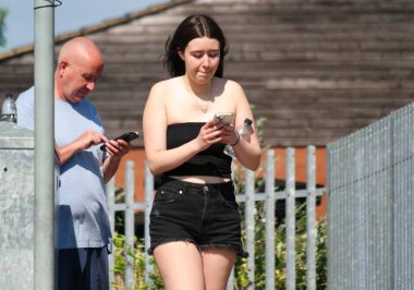 İngiltere 'nin Luton şehrindeki Luton Merkez Tren İstasyonu' ndaki Turist ve Yerel Halkın En Güzel Görüntüsü İngiltere 'de. Fotoğraf 25 Haziran 2023 'te çekilmiştir.