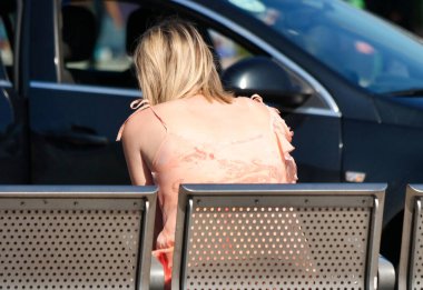 İngiltere 'nin Luton şehrindeki Luton Merkez Tren İstasyonu' ndaki Turist ve Yerel Halkın En Güzel Görüntüsü İngiltere 'de. Fotoğraf 25 Haziran 2023 'te çekilmiştir.