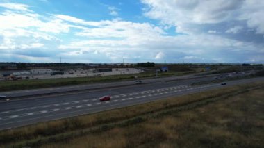 İngiliz otoyollarının yüksek açılı görüntüsü M1 kavşağı 11A trafiği. Görüntüler, 10 Eylül 2023 'te İngiltere' nin Luton kasabasında Drone 'un Kamerası ile çekildi.