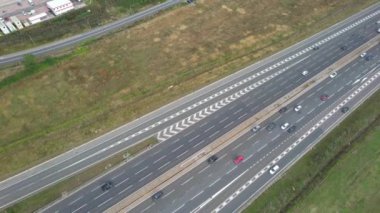 İngiliz otoyollarının yüksek açılı görüntüsü M1 kavşağı 11A trafiği. Görüntüler, 10 Eylül 2023 'te İngiltere' nin Luton kasabasında Drone 'un Kamerası ile çekildi.