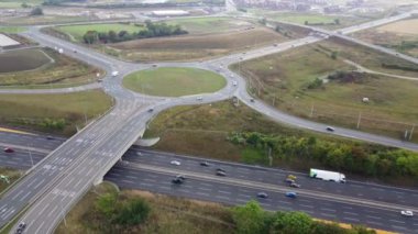 İngiliz otoyollarının yüksek açılı görüntüsü M1 kavşağı 11A trafiği. Görüntüler, 10 Eylül 2023 'te İngiltere' nin Luton kasabasında Drone 'un Kamerası ile çekildi.