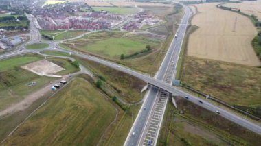 İngiliz otoyollarının yüksek açılı görüntüsü M1 kavşağı 11A trafiği. Görüntüler, 10 Eylül 2023 'te İngiltere' nin Luton kasabasında Drone 'un Kamerası ile çekildi.