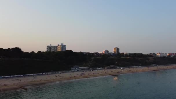 Krásný Letecký Pomalý Pohyb Pláži Bournemouth City Lidé Užívají Teplé — Stock video