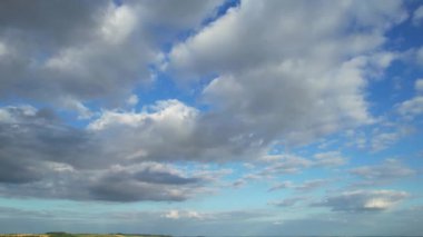 Güzel Gün Batımında İngiliz Kırsalının Yüksek Açı Manzarası. Görüntüler 24 Haziran 2023 'te İngiltere' nin Bedfordshire kentindeki Sharpenhoe Clappers Luton 'da çekildi.