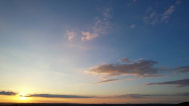 Güzel Gün Batımında İngiliz Kırsalının Yüksek Açı Manzarası. Görüntüler 24 Haziran 2023 'te İngiltere' nin Bedfordshire kentindeki Sharpenhoe Clappers Luton 'da çekildi.