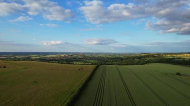 Güzel Gün Batımında İngiliz Kırsalının Yüksek Açı Manzarası. Görüntüler 24 Haziran 2023 'te İngiltere' nin Bedfordshire kentindeki Sharpenhoe Clappers Luton 'da çekildi.