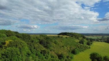 Güzel Gün Batımında İngiliz Kırsalının Yüksek Açı Manzarası. Görüntüler 24 Haziran 2023 'te İngiltere' nin Bedfordshire kentindeki Sharpenhoe Clappers Luton 'da çekildi.