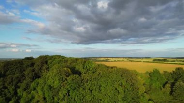 Güzel Gün Batımında İngiliz Kırsalının Yüksek Açı Manzarası. Görüntüler 24 Haziran 2023 'te İngiltere' nin Bedfordshire kentindeki Sharpenhoe Clappers Luton 'da çekildi.