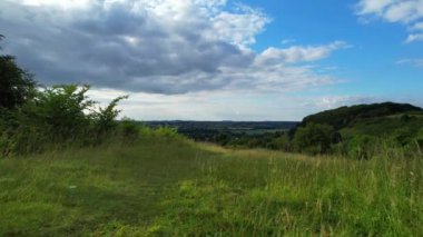 Güzel Gün Batımında İngiliz Kırsalının Yüksek Açı Manzarası. Görüntüler 24 Haziran 2023 'te İngiltere' nin Bedfordshire kentindeki Sharpenhoe Clappers Luton 'da çekildi.