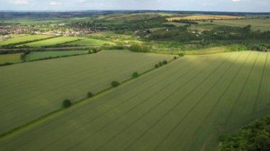 Güzel Gün Batımında İngiliz Kırsalının Yüksek Açı Manzarası. Görüntüler 24 Haziran 2023 'te İngiltere' nin Bedfordshire kentindeki Sharpenhoe Clappers Luton 'da çekildi.