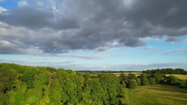 Wysoki Kąt Widzenia Brytyjskiego Krajobrazu Wiejskiego Podczas Pięknego Zachodu Słońca — Wideo stockowe