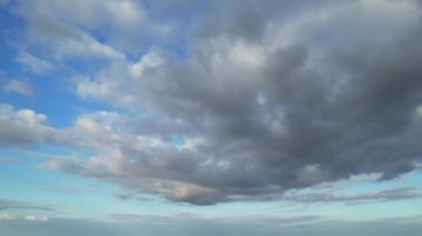 Sharpenhoe Clappers 'ın üzerindeki dramatik bulutların yüksek açılı görüntüsü, Luton' un İngiltere Manzarası. Görüntü İHA 'nın Kamerasıyla 24 Haziran 2023' te çekildi.