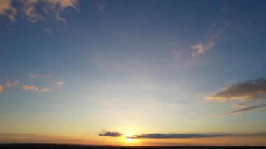 Sharpenhoe Clappers 'ın üzerindeki dramatik bulutların yüksek açılı görüntüsü, Luton' un İngiltere Manzarası. Görüntü İHA 'nın Kamerasıyla 24 Haziran 2023' te çekildi.