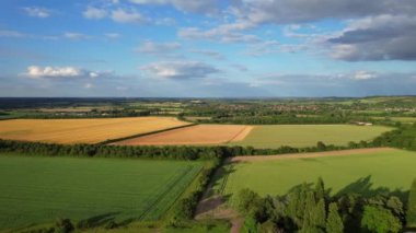 Güzel Gün Batımında İngiliz Kırsalının Yüksek Açı Manzarası. Görüntüler 24 Haziran 2023 'te İngiltere' nin Bedfordshire kentindeki Sharpenhoe Clappers Luton 'da çekildi.