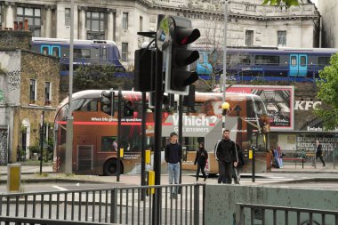 30 Mayıs 2023 Bulutlu bir günde Londra 'nın kalabalık şehir ve yolunun alçak açılı görüntüsü.