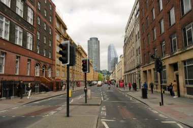 30 Mayıs 2023 Bulutlu bir günde Londra 'nın kalabalık şehir ve yolunun alçak açılı görüntüsü.