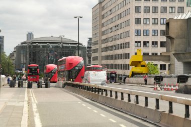 30 Mayıs 2023 Bulutlu bir günde Londra 'nın kalabalık şehir ve yolunun alçak açılı görüntüsü.