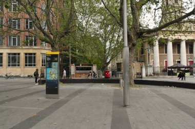 30 Mayıs 2023 Bulutlu bir günde Londra 'nın kalabalık şehir ve yolunun alçak açılı görüntüsü.