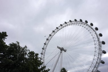 30 Mayıs 2023 Bulutlu bir günde Londra 'nın kalabalık şehir ve yolunun alçak açılı görüntüsü.