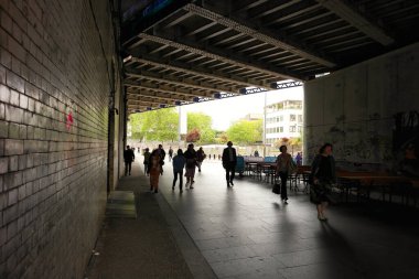 30 Mayıs 2023 Bulutlu bir günde Londra 'nın kalabalık şehir ve yolunun alçak açılı görüntüsü.