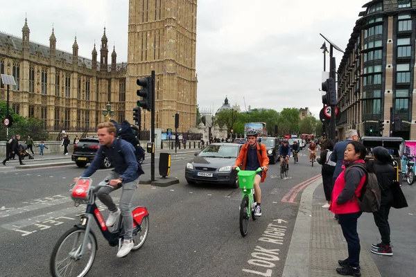 2023年5月30日の曇りの日の人々と交通の忙しいロンドン中心部の街と道路の低角度ビュー — ストック写真