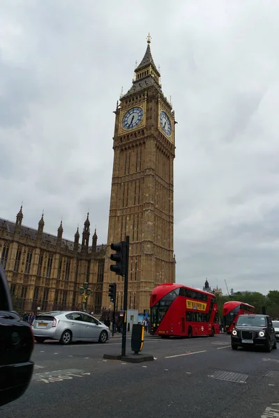 Низкий Угол Обзора Оживленного Центра Лондона Дороги Людьми Трафиком Время — стоковое фото